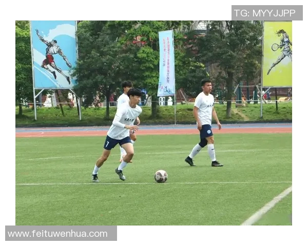 球星在绿茵场上展现快速过人技巧带来令人热血沸腾的足球瞬间