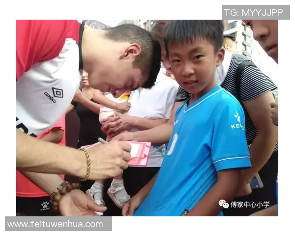 童年时光与球星合影 足球梦启航的珍贵瞬间