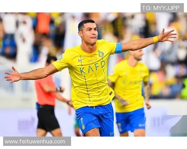 足球巨星激情发声手握话筒尽显领袖风采引爆全场热血时刻